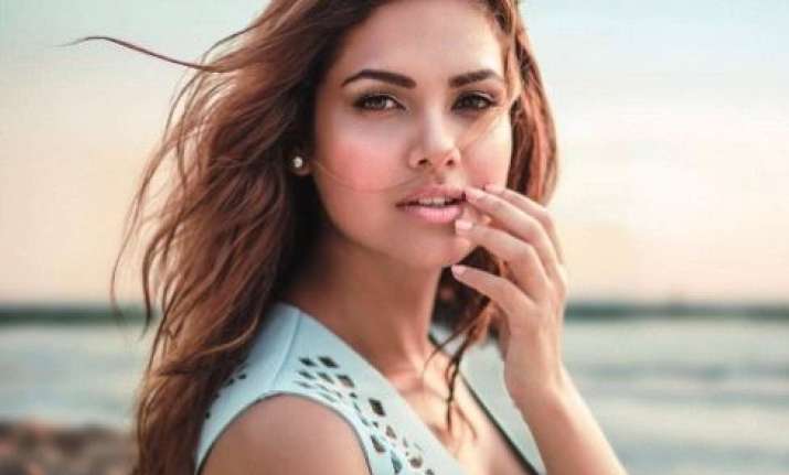 Baadshaho star Esha Gupta on being outsider: Sometimes I wish I had