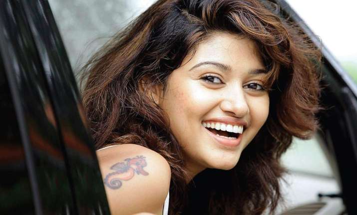 With Bigg Boss Tamil completing 100 days Oviya to do live