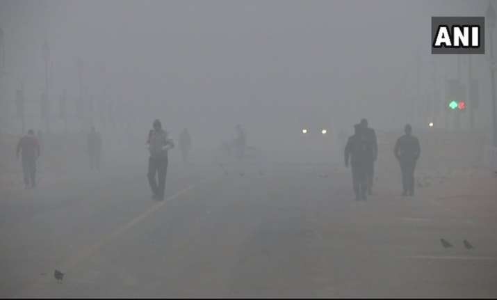 Delhi woke up to dense fog for the second consecutive day
