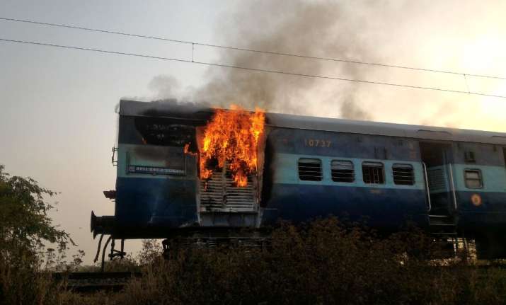 Fire in 13007 Up Udayan Abha Toofan Express, alert driver
