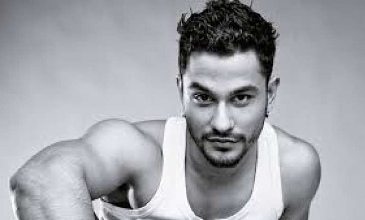 Kunal Kemmu fined for riding bike without helmet