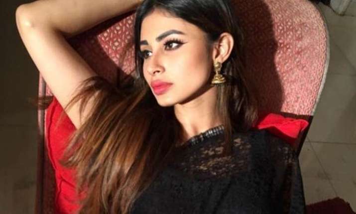 Watch: Mouni Roy flaunts her perfect abs