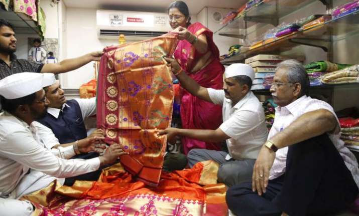 The dabbawalas bought "pheta" (turban) for the groom and