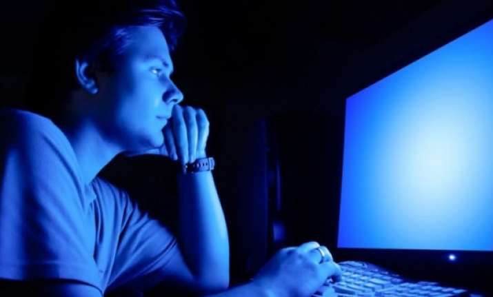 Blue light from phones, laptops accelerates blindness,