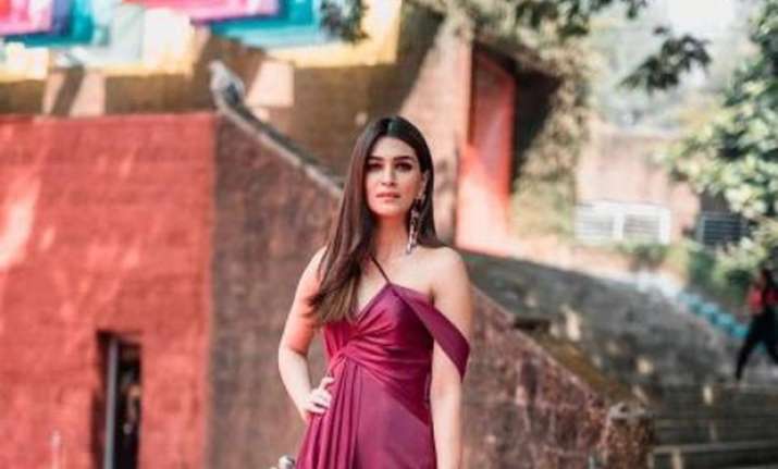 IFFI Goa 2018: Kriti Sanon’s chic style play will grab