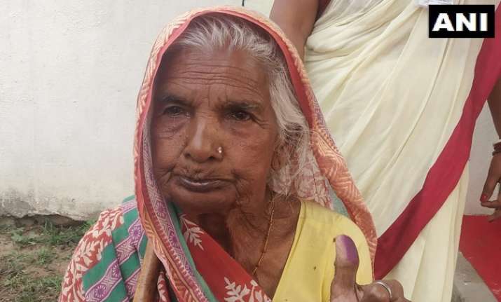 Bihar: 90-year-old Urmila and Usha cast their votes at