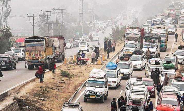Only stranded civilian vehicles allowed on Jammu-Srinagar