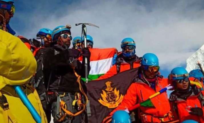 Seven NSG commandos scale Mount Everest