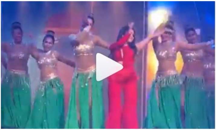 Neha Kakkars Belly Dance Moves On Dilbar Goes Viral Watch Video Celebrities News India Tv 