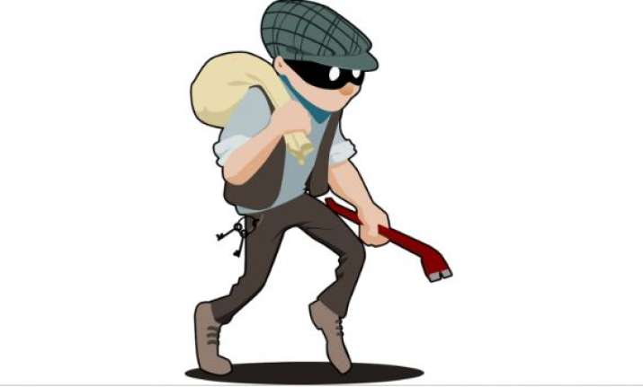 Delhi: Three armed robbers storm into a pharmacy in | Watch