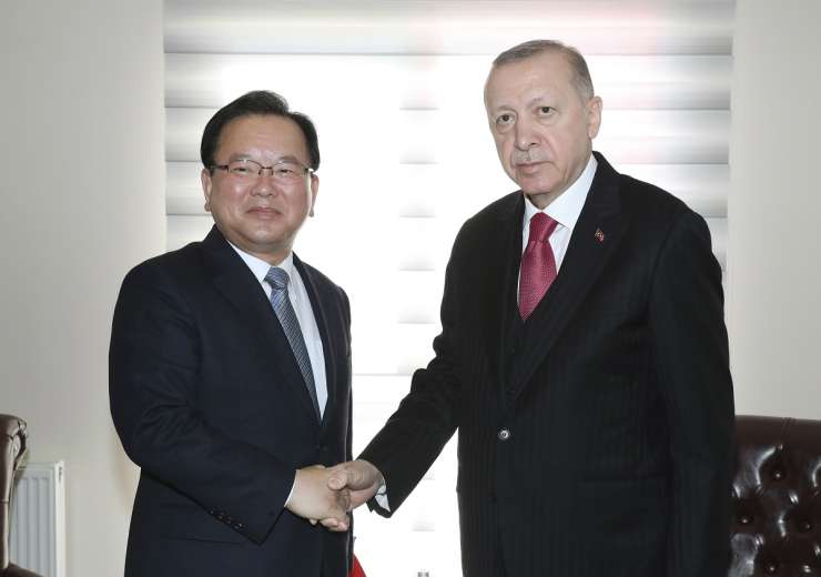 Turkish President Recep Tayyip Erdogan, right, and South Korean PM Kim Boo-kyum shake hands before a meeting in Kanakkale, western Turkey - india tv