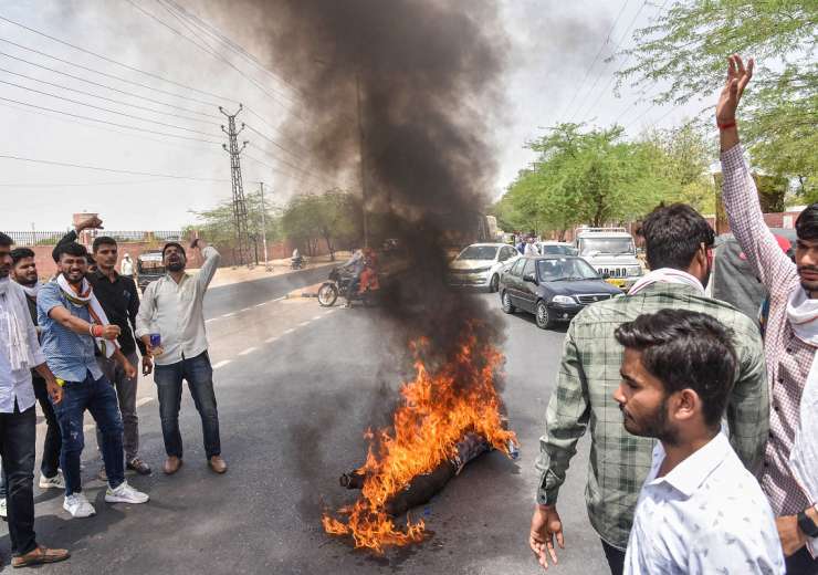 Bikaner: NSUI activists burn effigies during protest - India Tv
