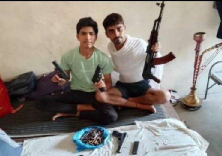 Sachin and Ankit pose with guns - India Tv