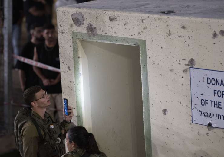 इजरायली सैनिक एक फुटबॉल मैदान में रॉकेट हमले में क्षतिग्रस्त हुए आश्रय स्थल की जांच करते हुए। - इंडिया टीवी