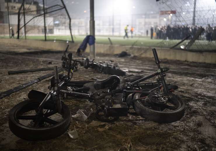 साइकिलें उस क्षेत्र के बगल में खड़ी हैं जहां रॉकेट गिरा था जिसमें कई बच्चे और किशोर मारे गए थे - इंडिया टीवी