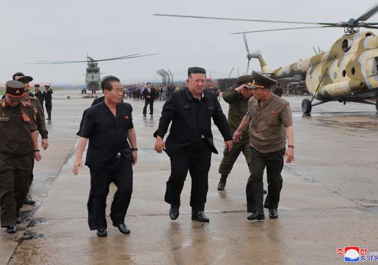 उत्तर कोरिया के नेता किम जोंग उन ने उत्तरी प्योंगान प्रांत में चीन से लगी देश की सीमा के पास बाढ़ प्रभावित क्षेत्रों में बचाव कार्यों का निरीक्षण किया - इंडिया टीवी