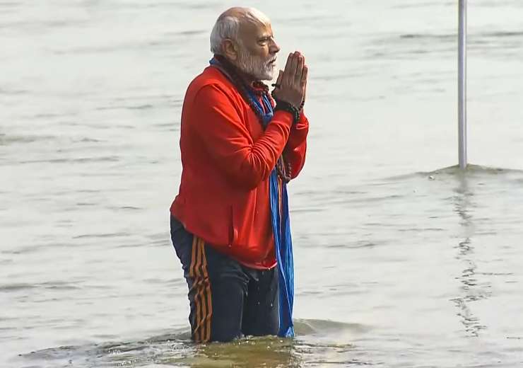 PM Modi offers prayers at Sangam.  - India Tv