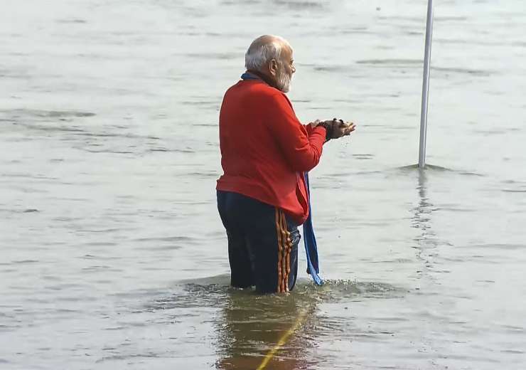 PM Modi offers prayers at Sangam.  - India Tv