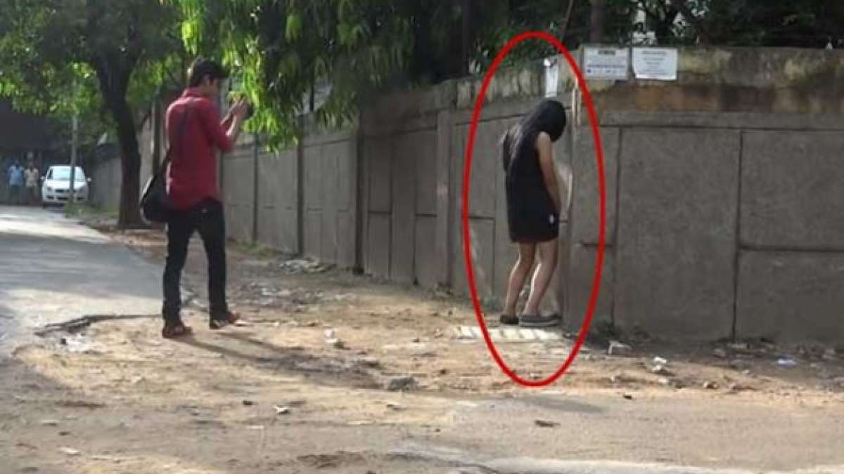 Watch Video A Woman Caught Peeing On Streets Indiatv News India Tv 