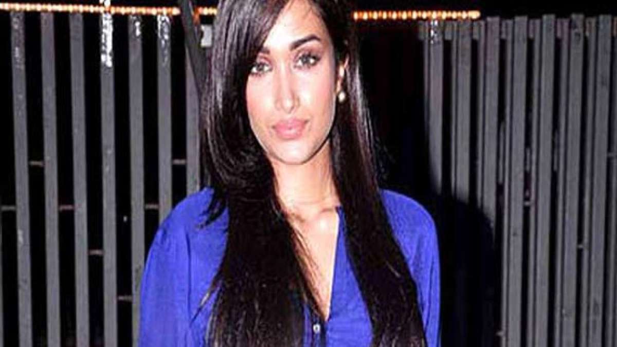 Jiah Khan laid to rest in Mumbai cemetery, Bollywood actors attend ...