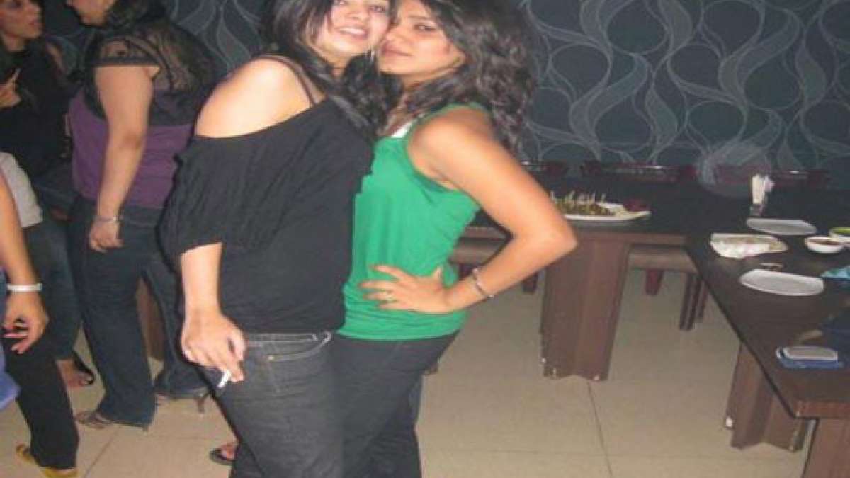 Sakshi dhoni cigarette