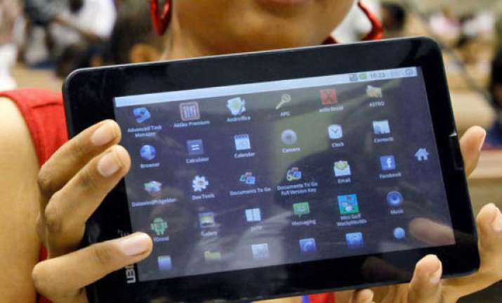 aakash tablet finds its way into pilot projects for us