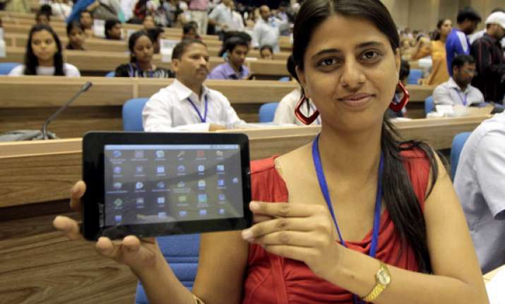 aakash tablet to be available for rs 1900 govt