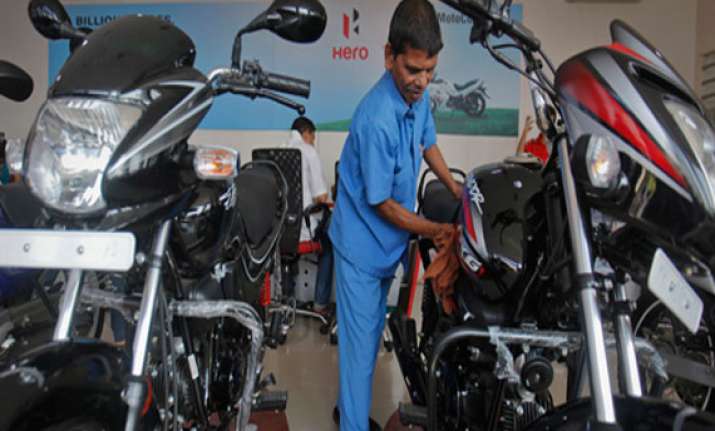 delhi auto expo 2014 hero motocorp unveils two new 100 cc