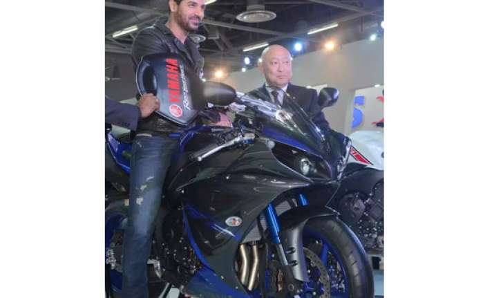 auto expo 2014 yamaha extends contract with john abraham