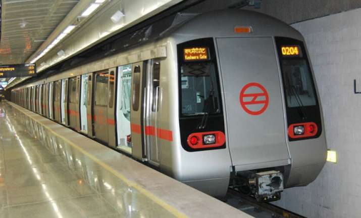 delhi metro installs top up machine for smart cards