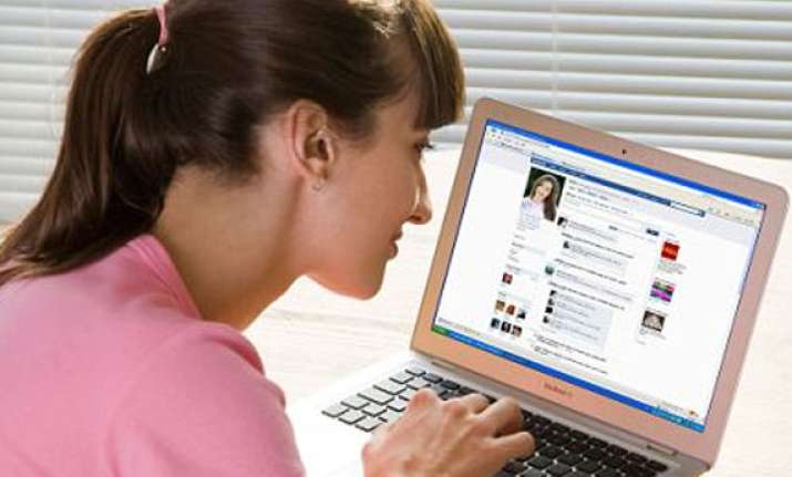 facebook leading women to eating disorders survey
