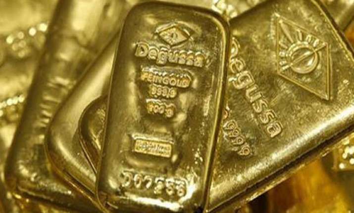 gold dips below rs 28 000 level on weak global cues