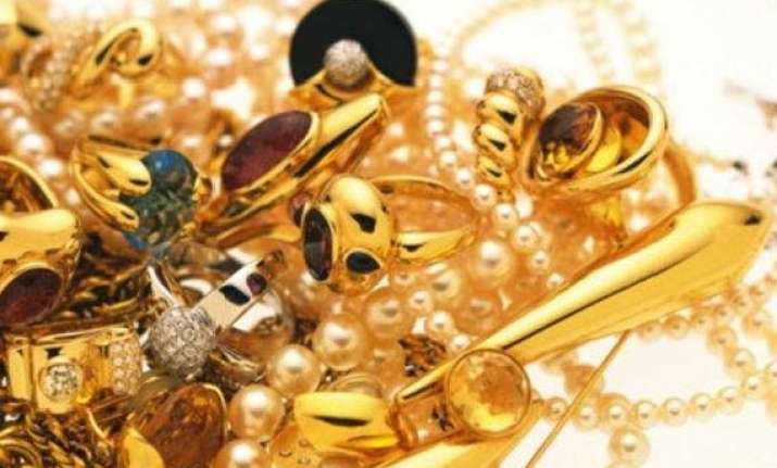 gold extends gains on stockists buying global cues