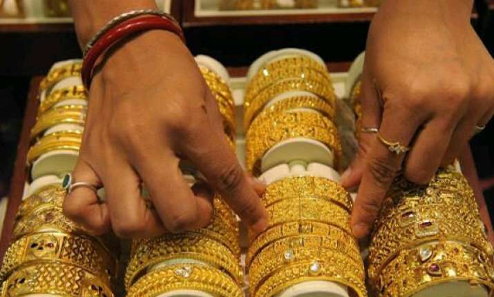 gold hits one month high of rs 28 625 on global cues