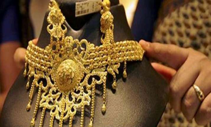 gold recovers on low level buying silver ends lower