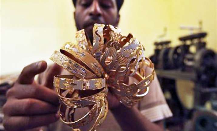 gold crashes by rs 920 to rs 28 140