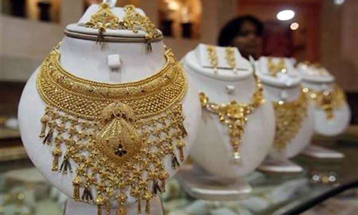 gold crosses rs 28 000 mark