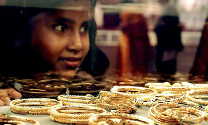gold dips below rs 29 000 on weak global cues