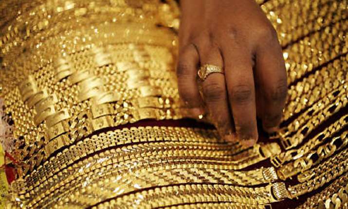 gold price dips by rs 200