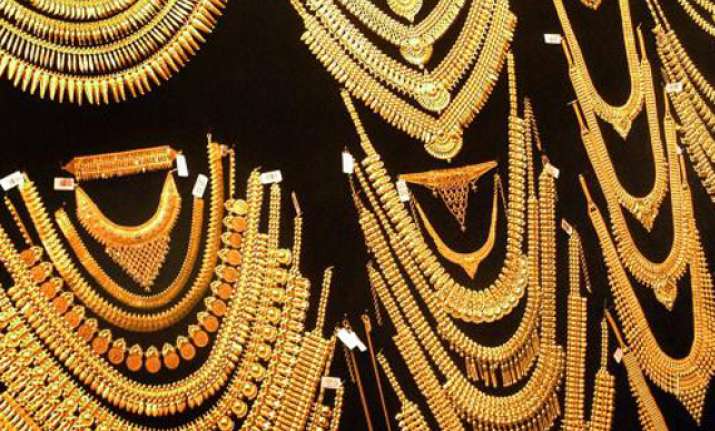 gold climbs to all time high of rs 30 550 on global cues