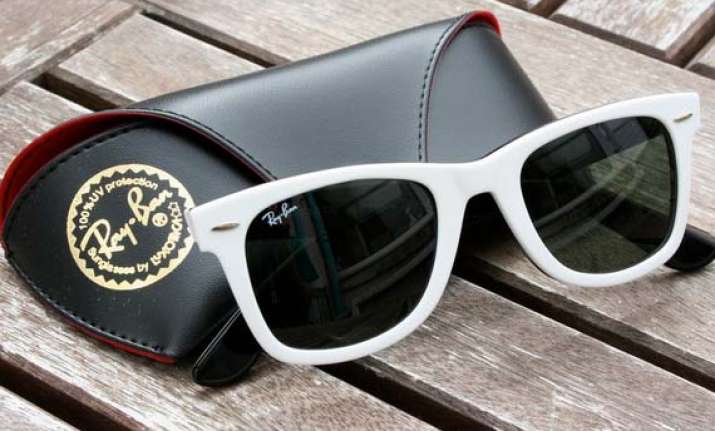 google ties up with ray ban oakley for new glass designs