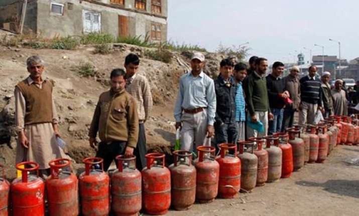 non subsidised lpg cylinder price cut by rs 21 to rs 880