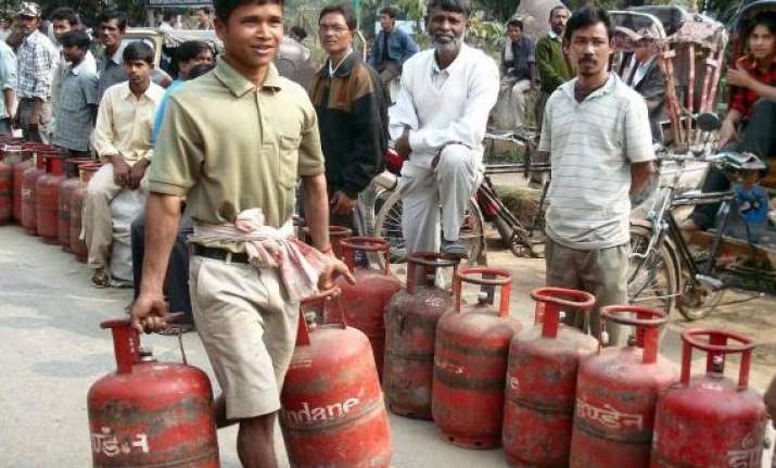 no plan to curtail supply of subsidised lpg cylinders
