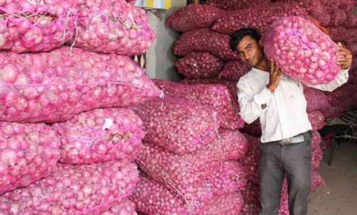 govt extends ban on hoarding onion beyond ceiling by 1 year