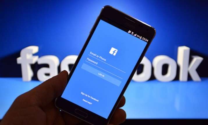 facebook pushes live video feature on top of news feed