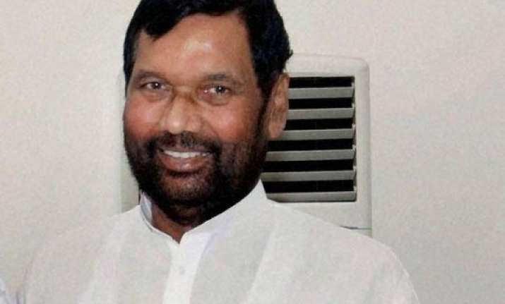 ram vilas paswan meets fm wants import duty on edible oils