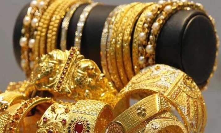 gold skids below rs 27k mark on heavy stockists selling