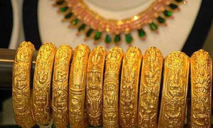 gold sinks to 4 year lows falls below rs 25 000 per 10g
