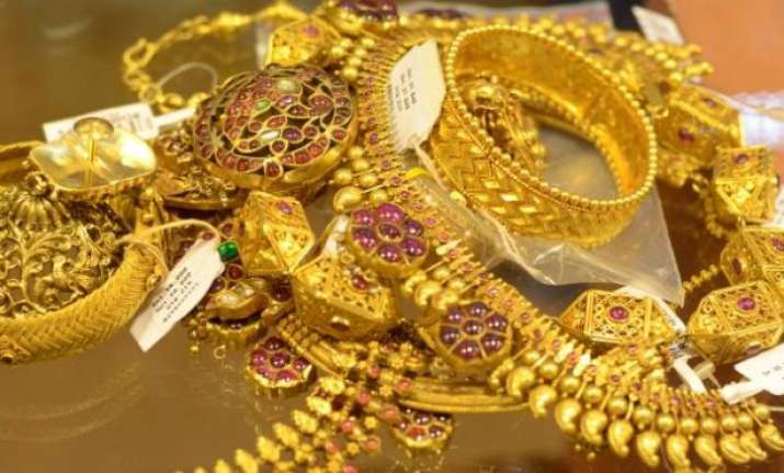 gold prices drop on global cues on thursday