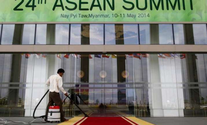 leaders arrive in myanmar for asean summit